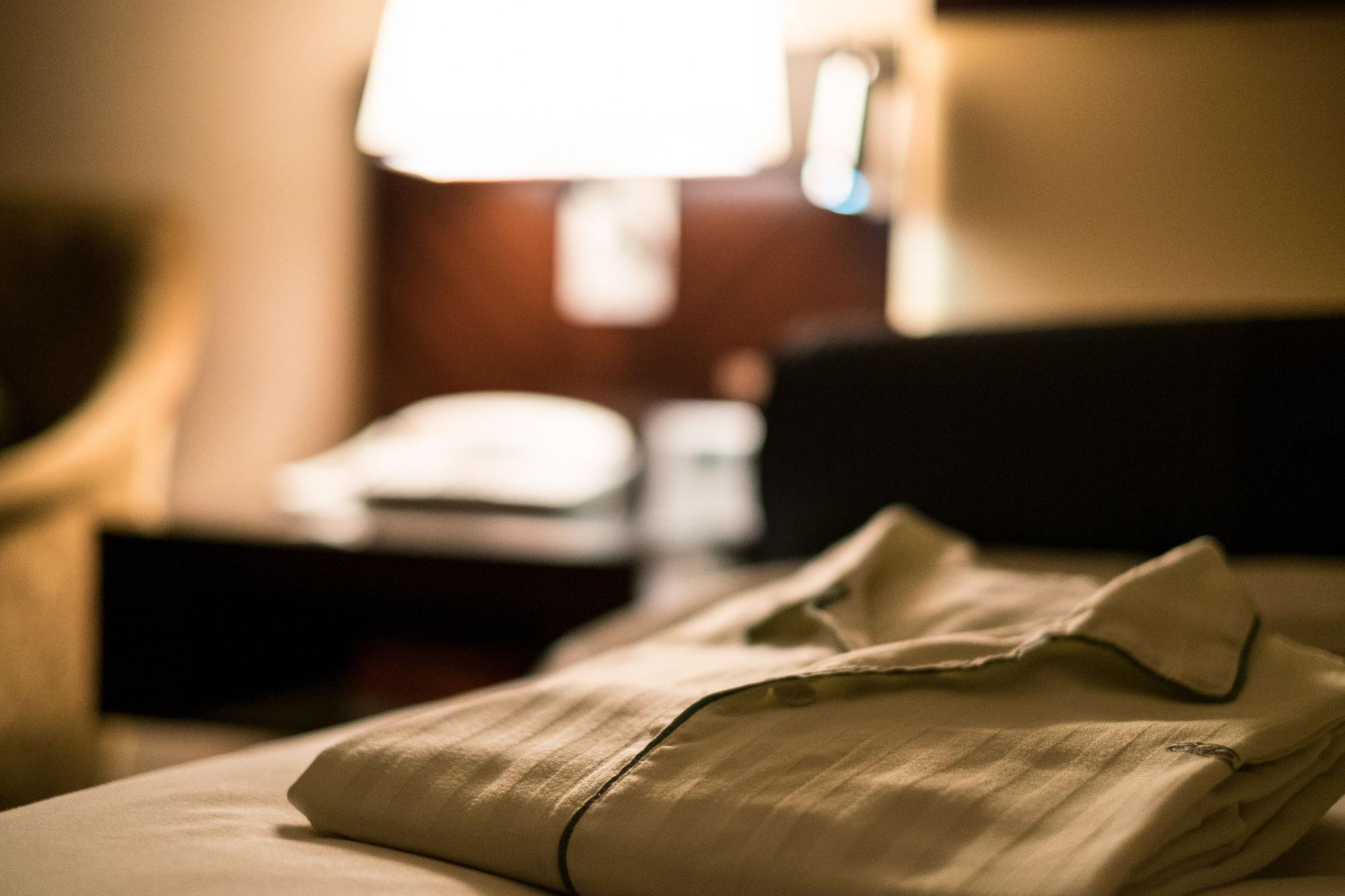 Hotel New Otani Hakata Fukuoka  Exteriör bild A shirt left on a bed