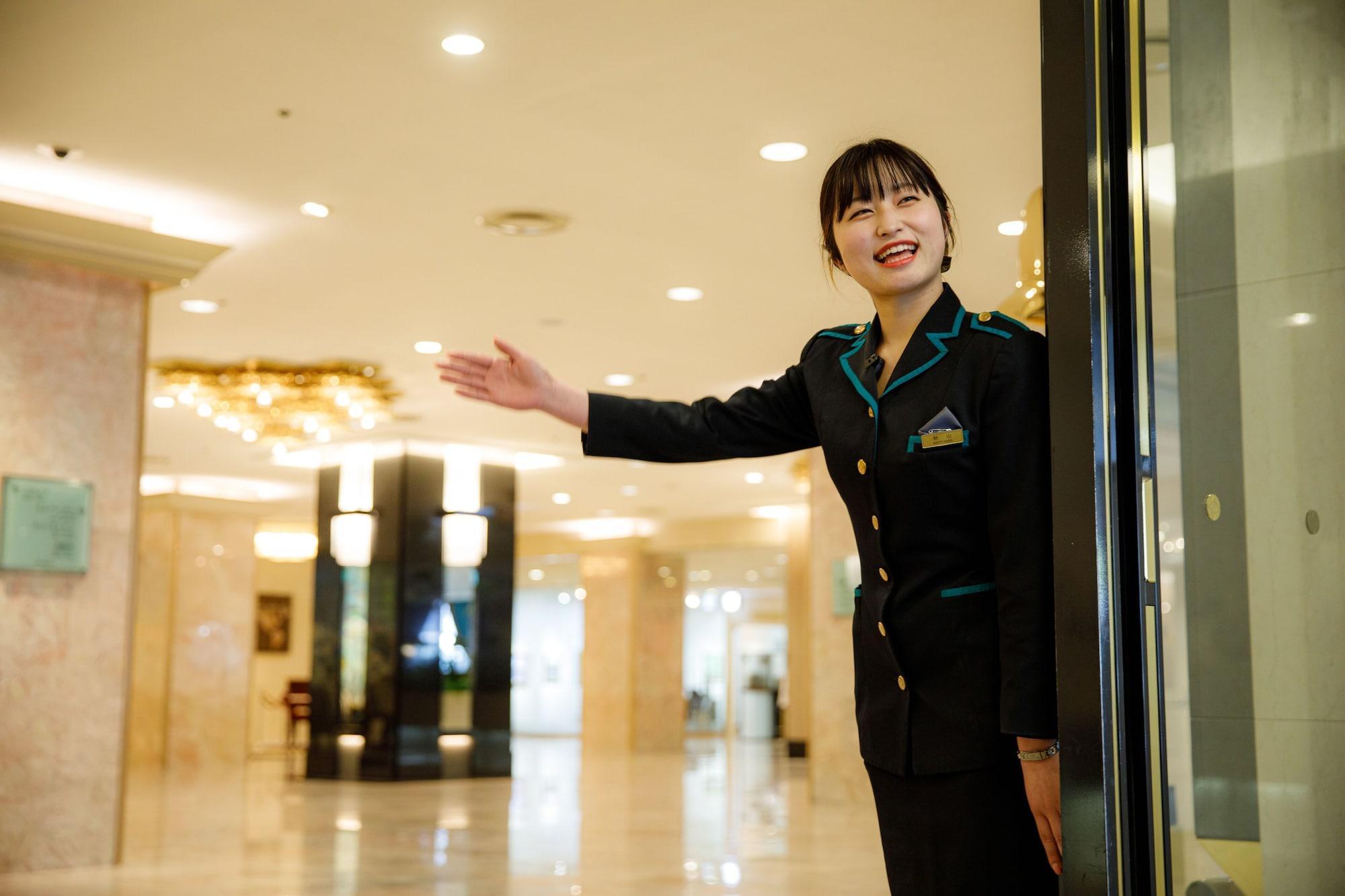 Hotel New Otani Hakata Fukuoka  Exteriör bild A hotel concierge