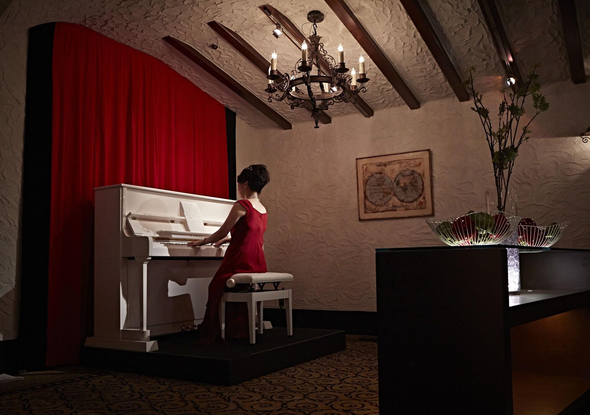 Hotel New Otani Hakata Fukuoka  Exteriör bild A piano player at the lobby of the hotel