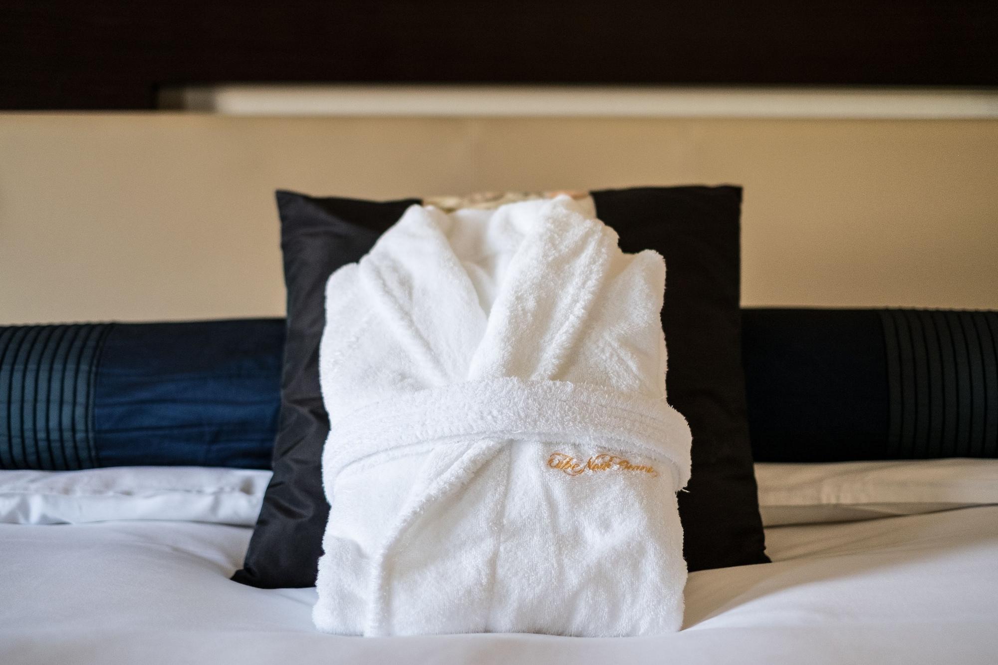 Hotel New Otani Hakata Fukuoka  Exteriör bild A bathrobe