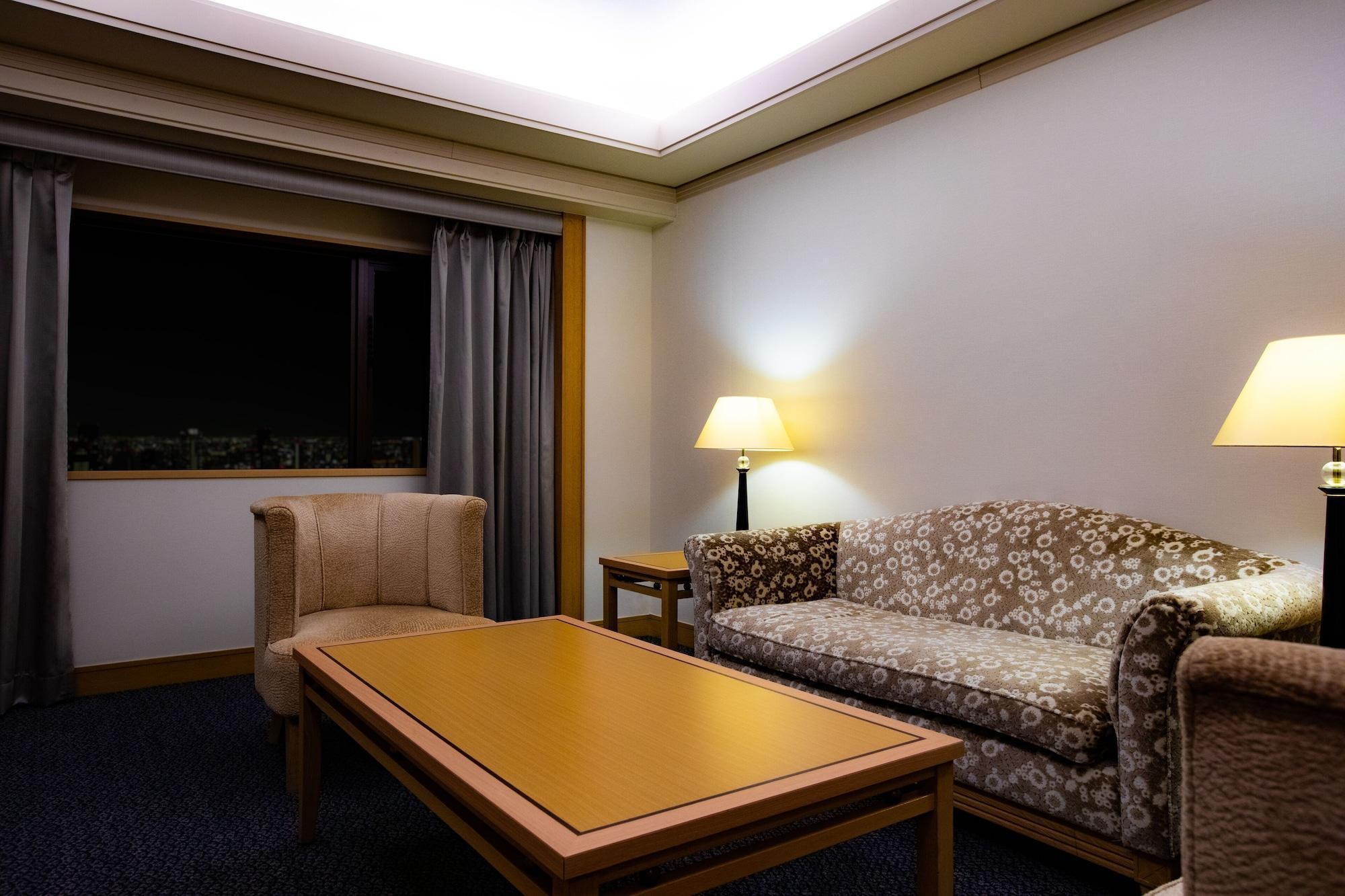 Hotel New Otani Hakata Fukuoka  Exteriör bild A living room in a suite at the hotel