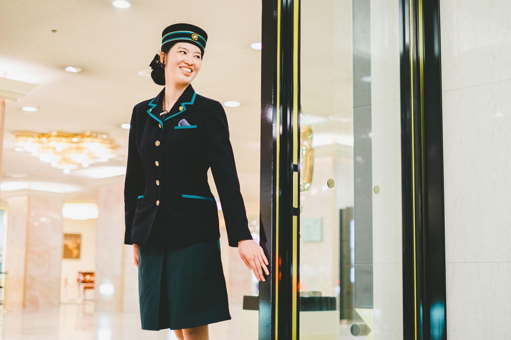 Hotel New Otani Hakata Fukuoka  Exteriör bild A female doorman at the entrance of a hotel