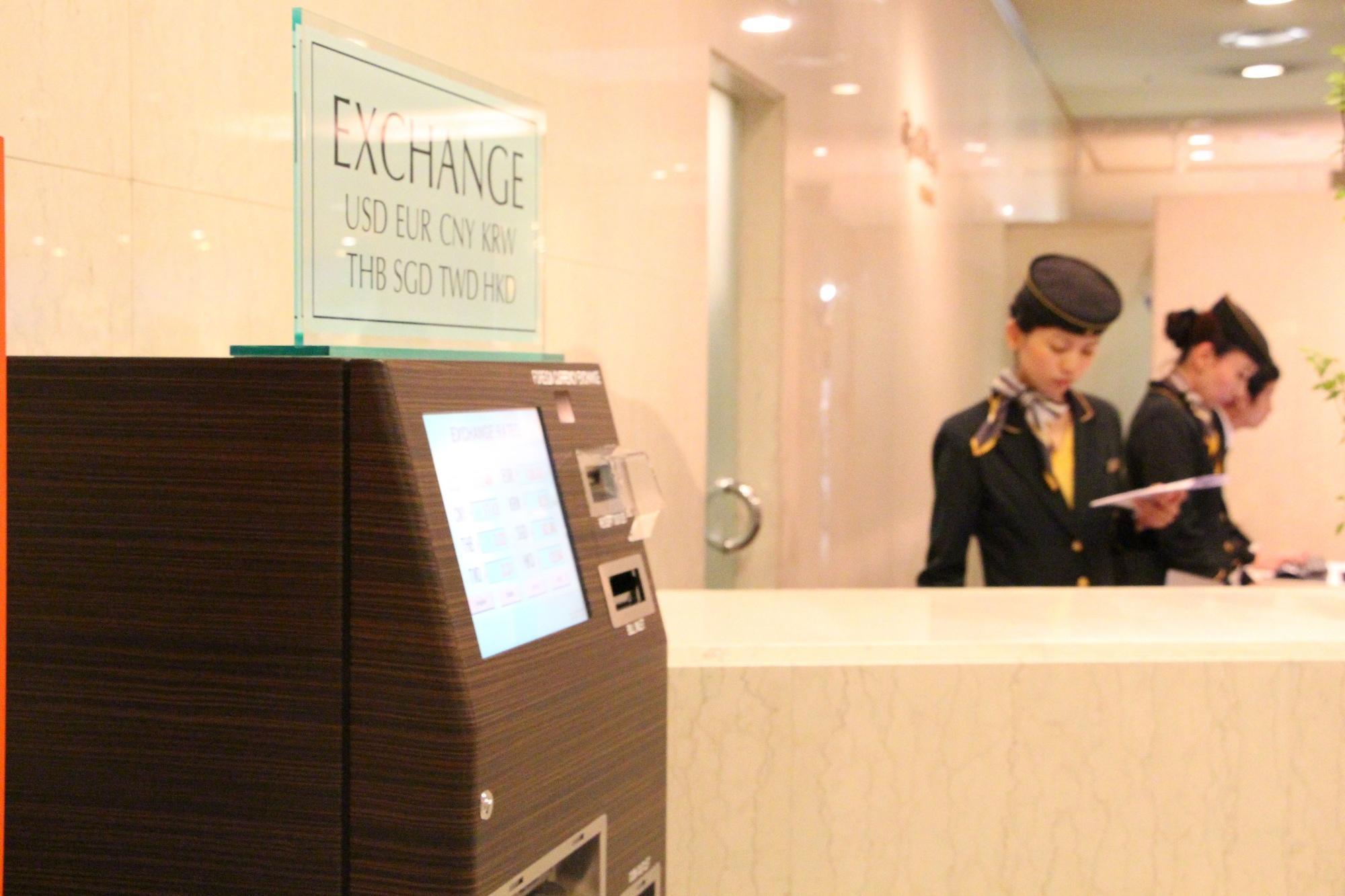 Hotel New Otani Hakata Fukuoka  Exteriör bild The new check-in counter at the airport