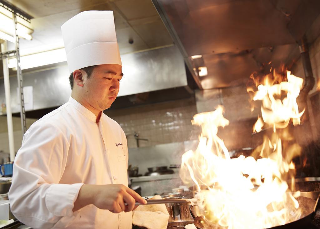 Hotel New Otani Hakata Fukuoka  Exteriör bild A chef cooking with a wok